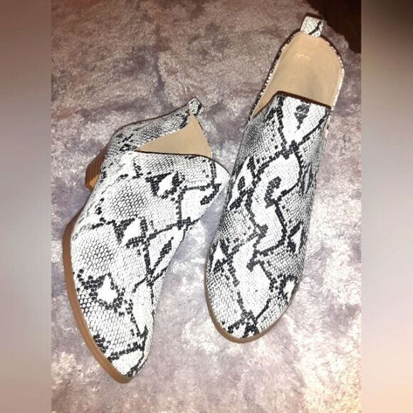 WOMEN'S cut-out ankle boots sz, 8,and 10 - Picture 8 of 15